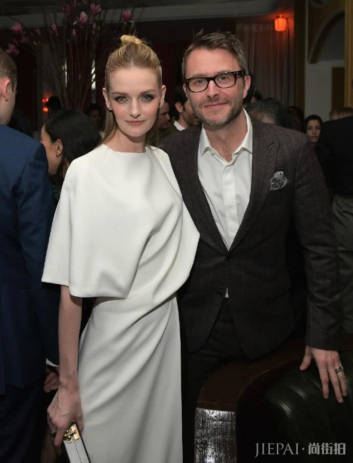 她是超模更是真名媛！美国传媒巨头继承人，35岁仍有一张娃娃脸