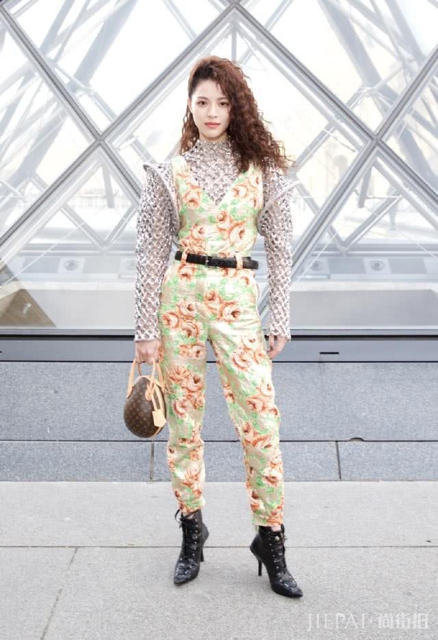 钟楚曦穿镂空上衣配“泡面”发型,太惊艳了