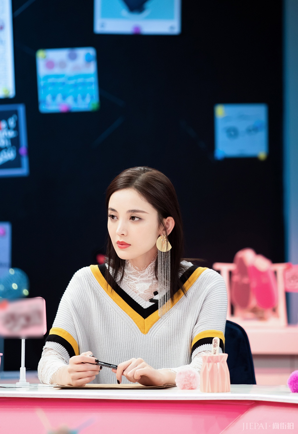 古力娜扎综艺造型美出天际,夸张耳饰成亮点