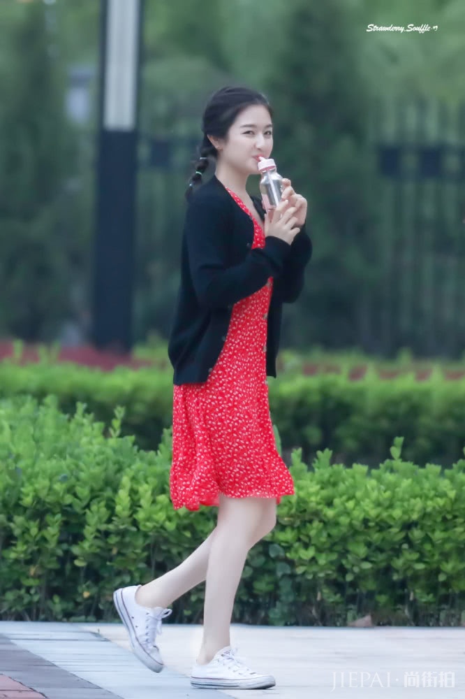 李兰迪机场穿吊带裙，少女感爆棚