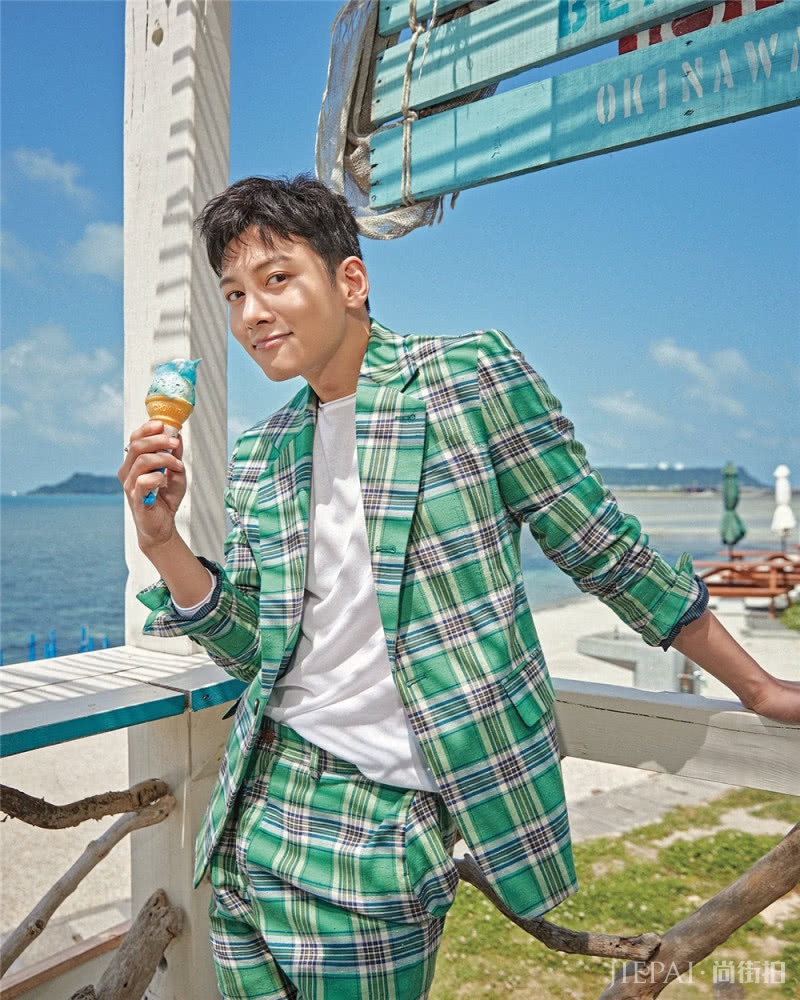 池昌旭穿西装更绅士成熟,与之前花美男大不同