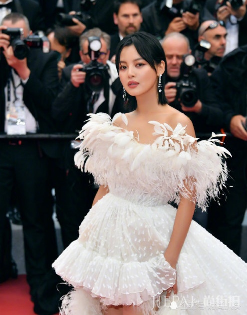 辛芷蕾穿羽毛裙美得像白天鹅,却遭吐槽:头发三天没洗了?