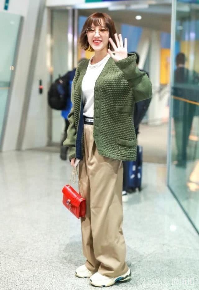 唐艺昕穿休闲装扎小马尾,清新又减龄