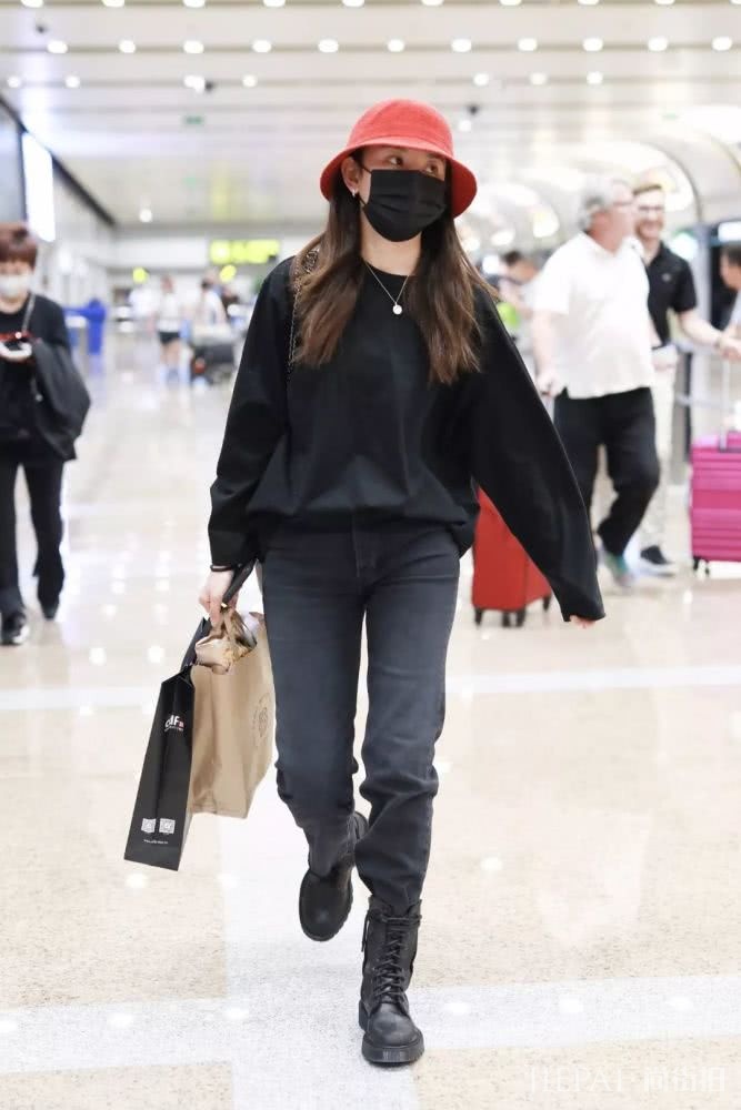 打扮酷酷的女明星，最近都在穿什么？