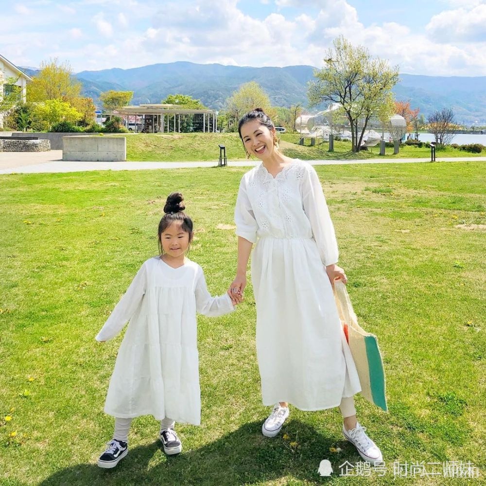 Ins“宝妈”超会穿，学她的搭配和女儿同框像姐妹，清新又舒适