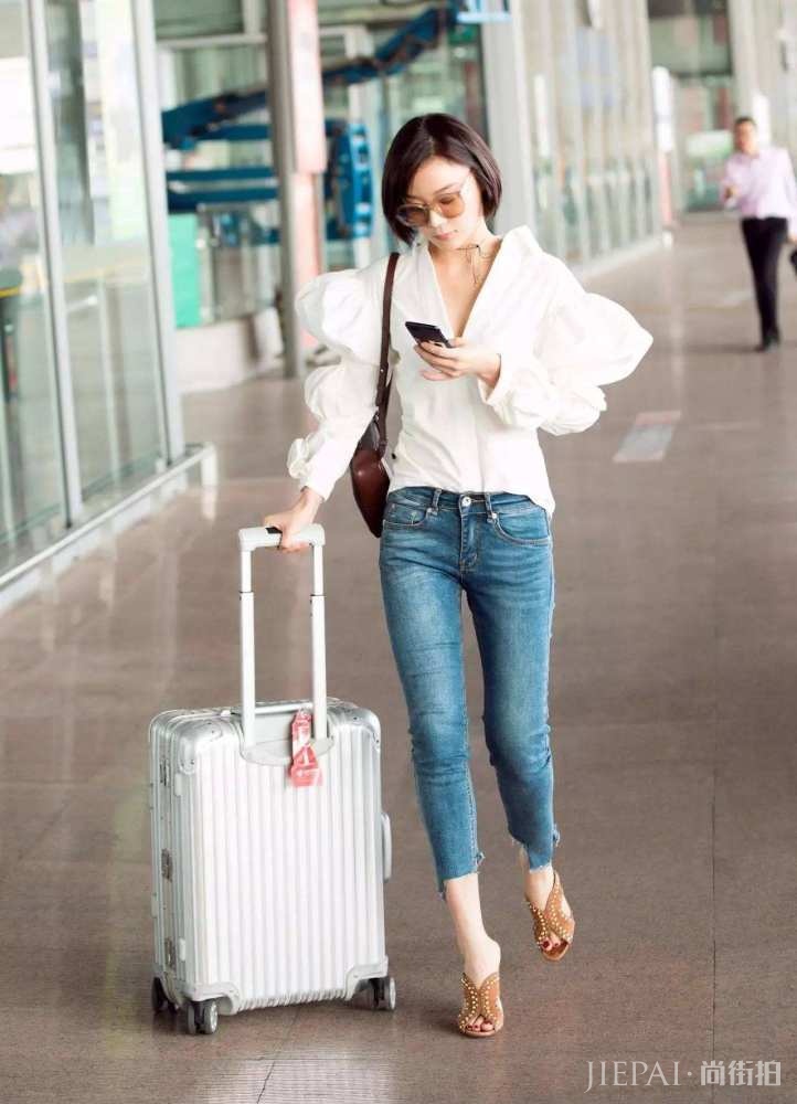 袁姗姗穿连衣裙,下摆铺成一个圈