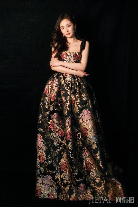 杨幂穿宫廷风长裙秀“蚂蚁腰”，侧面也太好看了