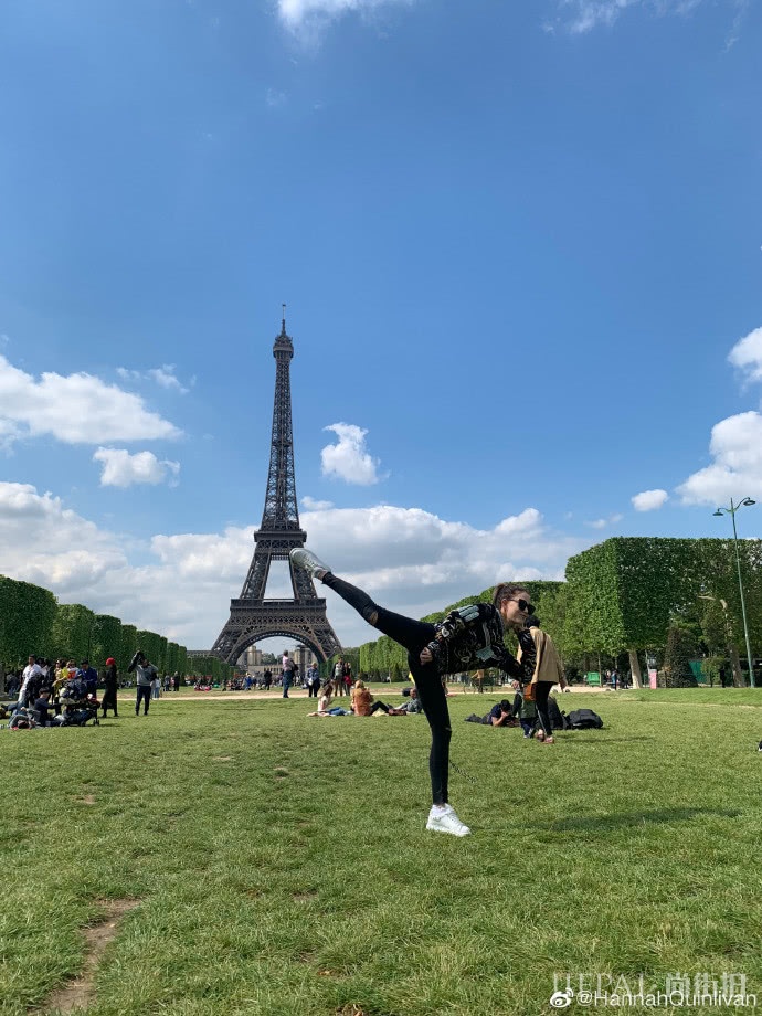 周杰伦陪昆凌看秀！昆凌穿露腰装秀身材，宠妻100分