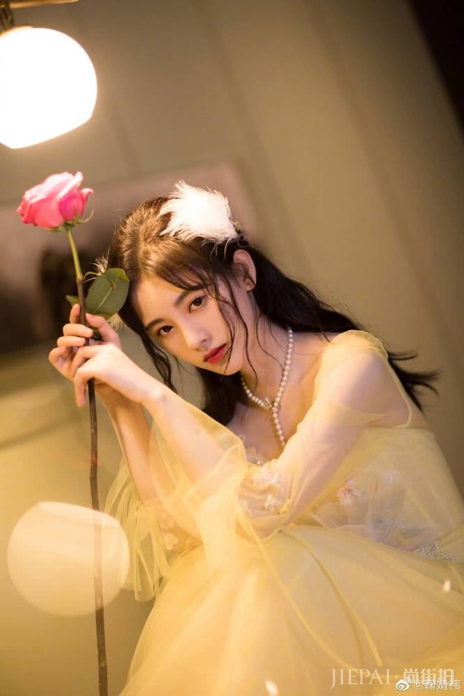 鞠婧祎黄纱裙仙气十足，不愧是4千年难遇的美女