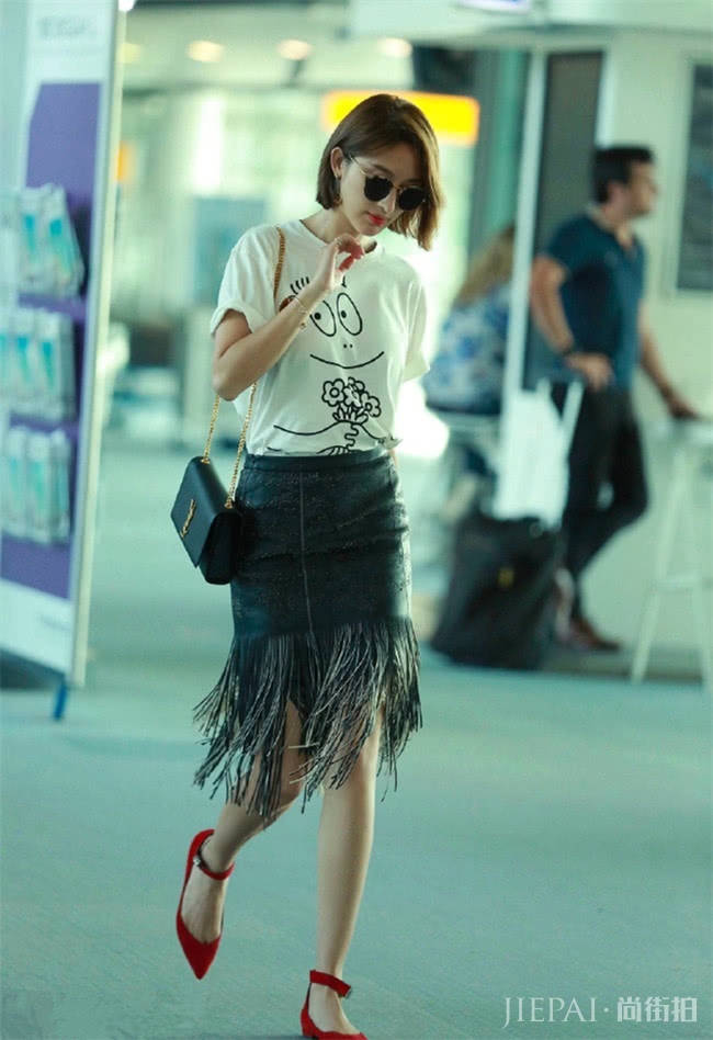 各路明星齐示范 T恤搭配裙子美得像仙女,好看指数100分