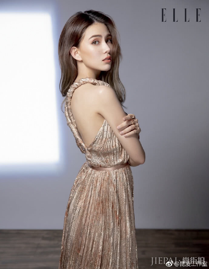 周杰伦陪昆凌看秀！昆凌穿露腰装秀身材，宠妻100分