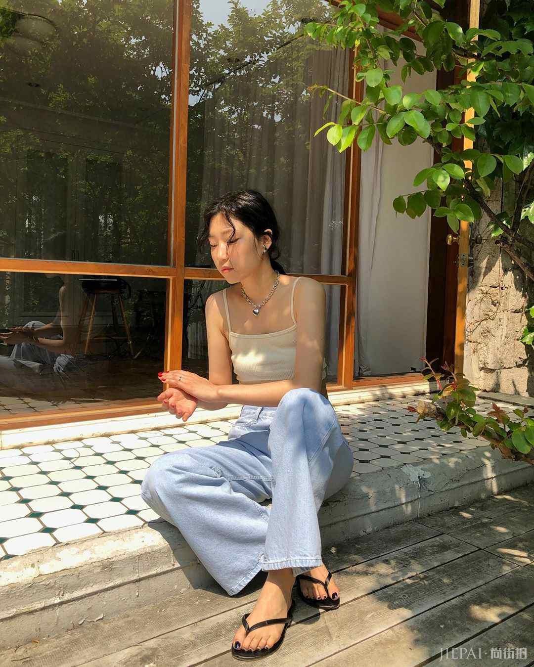 初夏阔腿裤上衣怎么搭?泫雅有穿吊带+阔腿裤显高又时髦