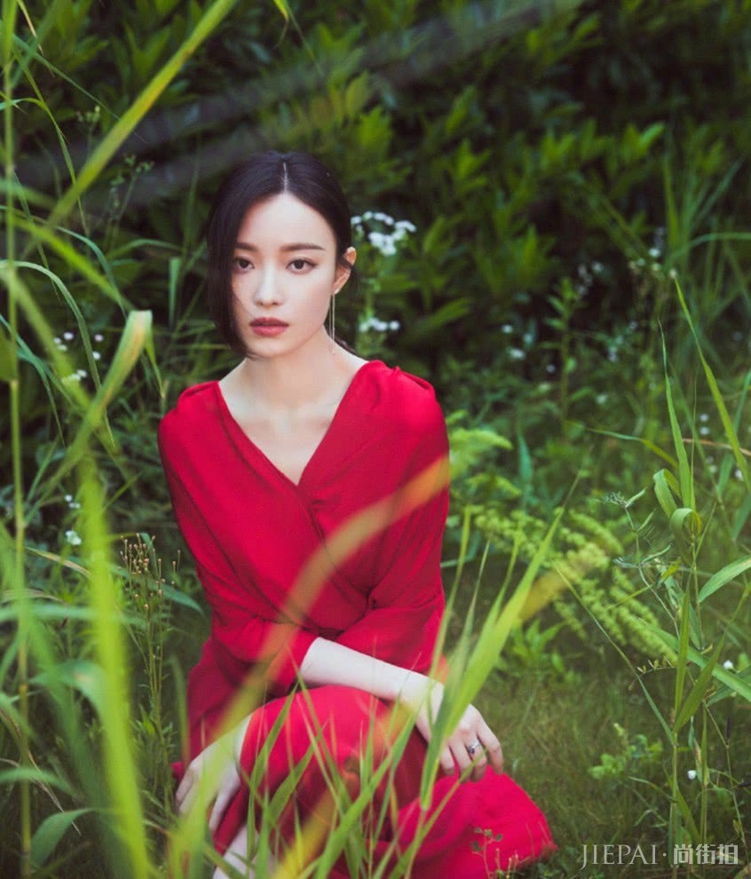 迪丽热巴和倪妮同穿红色网纱裙,一对比就知道气质和身材那个更重要