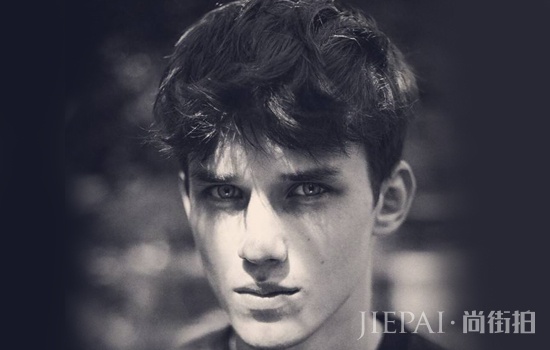 男生头发多适合什么发型 蓬松的烫发帅气十足