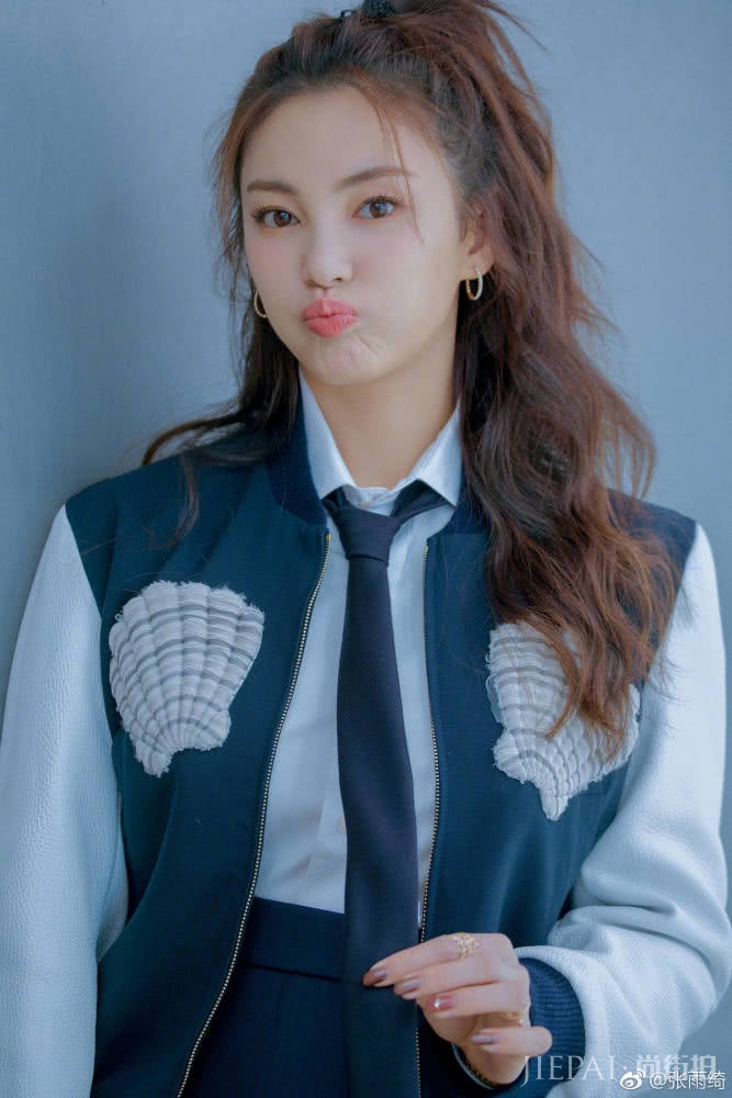 张雨绮粉色西装搭配,充满少女感还减龄