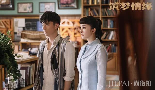 杨幂新剧大秀民国穿搭!穿高腰背带裤,展现“括号身材”