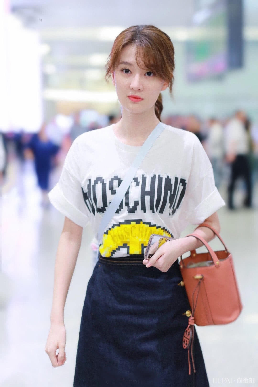 乔欣穿私服走机场,马赛克白T搭配黑短裙,烫卷发十分减龄