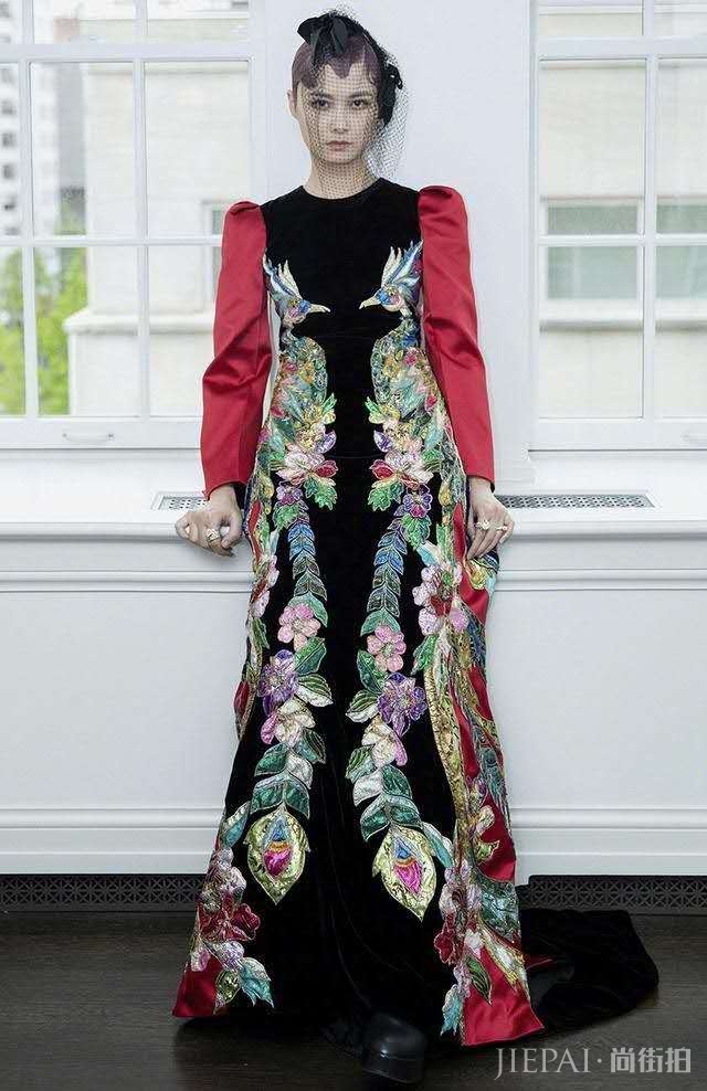 李宇春出席慈善晚宴,孔雀刺绣长裙惊艳全场