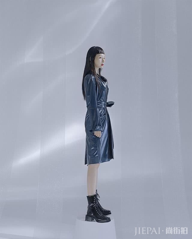 柳岩剪机械齐刘海显丑还不时尚