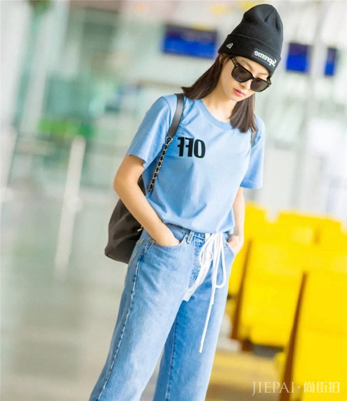 拥有了一件字母T恤，相当于拥有青春活力的初夏！