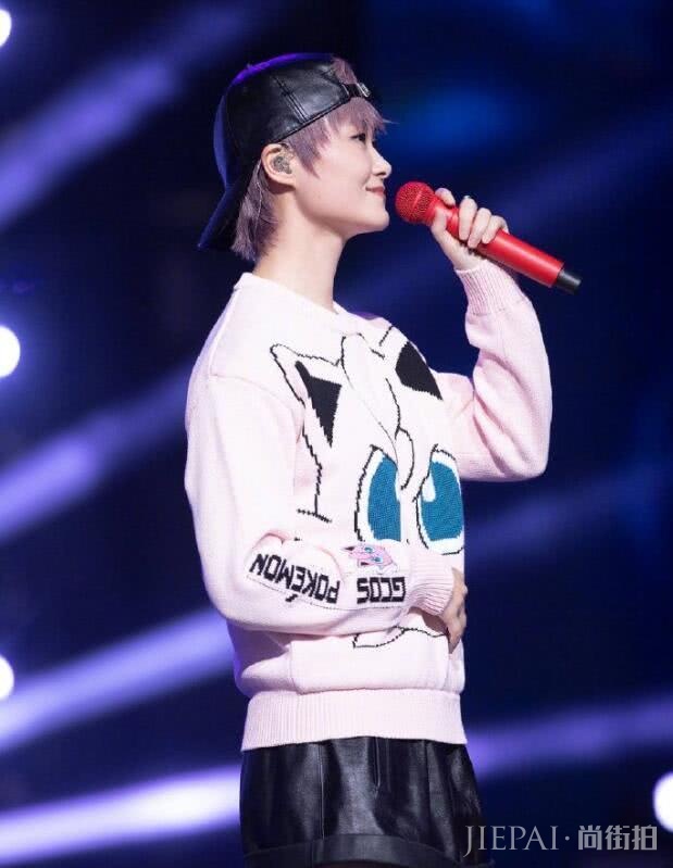 李宇春打扮越来越有少女感!粉毛衫配黑色短裤帅气又甜美