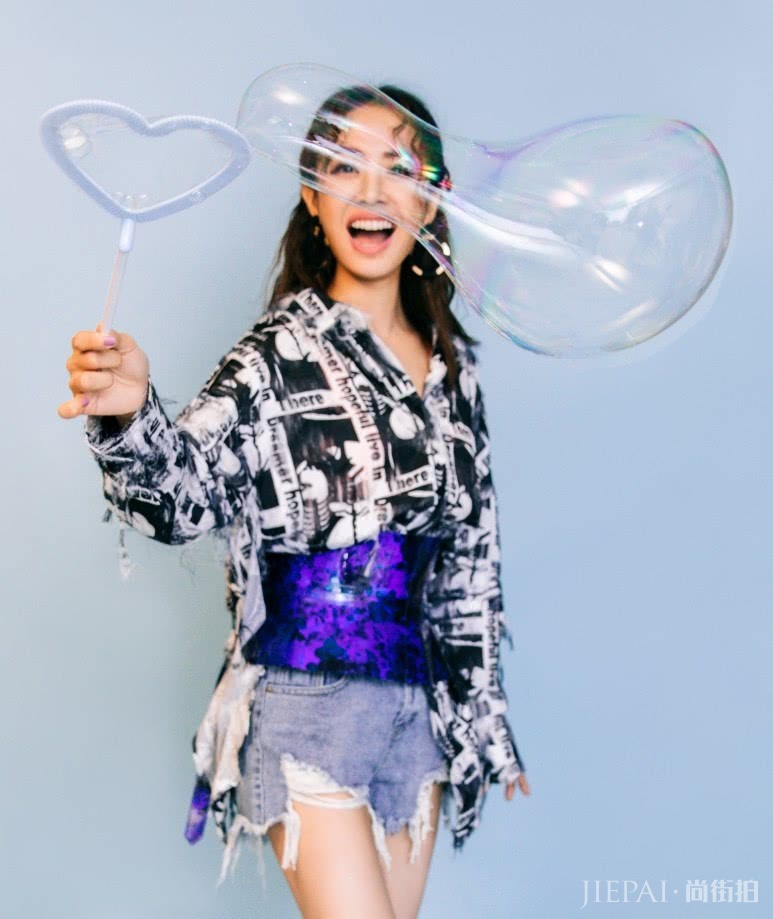 蔡依林牛仔裤上套圆柱裙，瞬间显高10cm