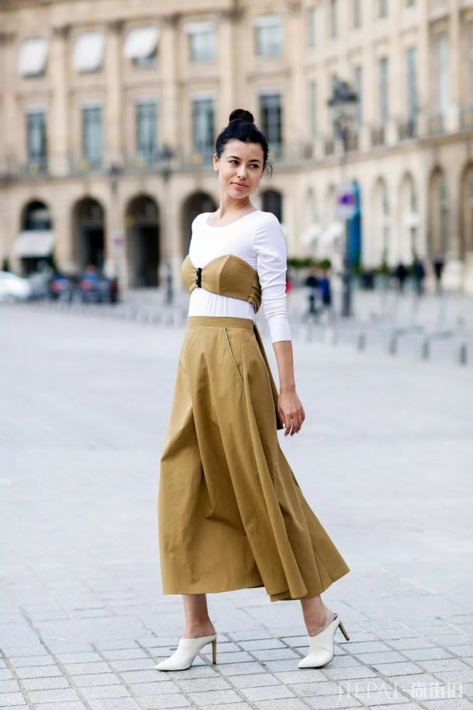 T恤想要的优雅感,搭配大摆裙简单又好看