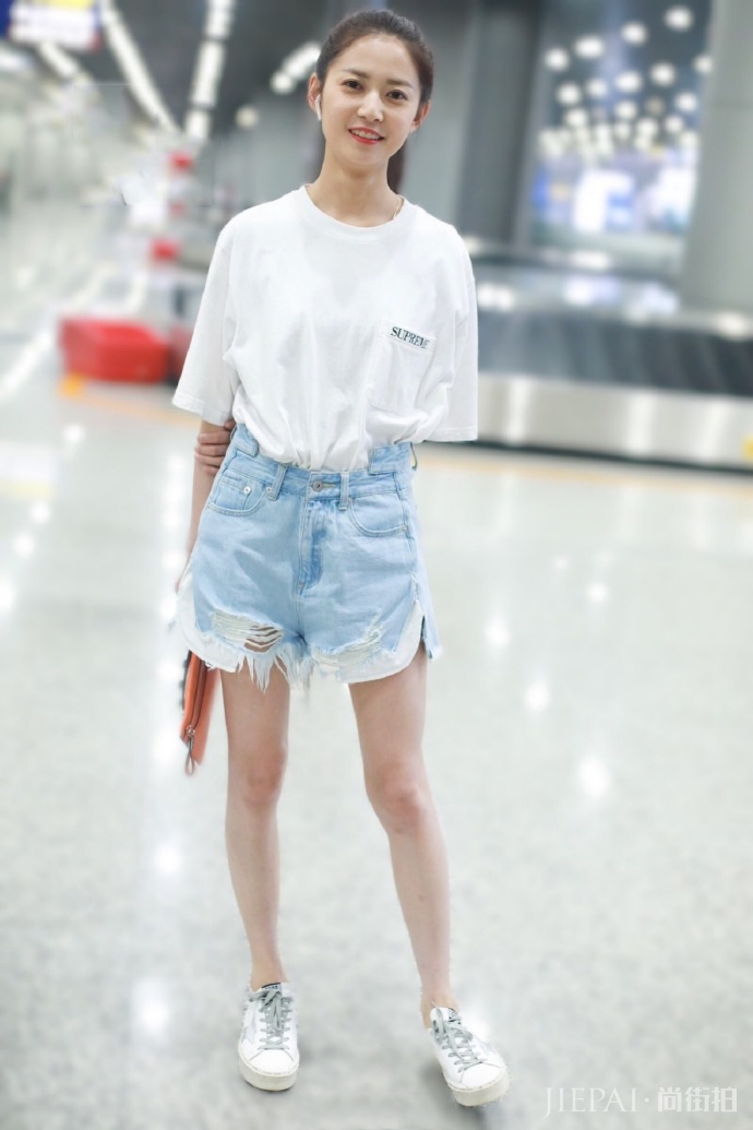 陈钰琪最新机场街拍照,打扮简约又洋气,素颜太好看