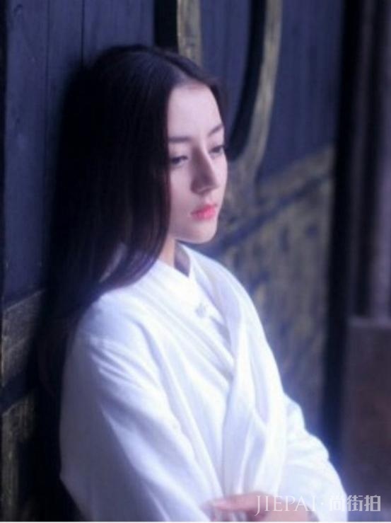 迪丽热巴身着花瓣半身裙,清新又有文艺范儿