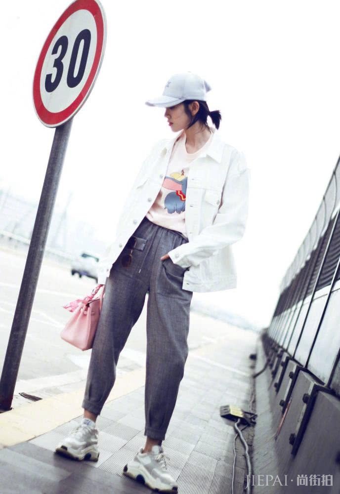 唐艺昕穿休闲装扎小马尾,清新又减龄