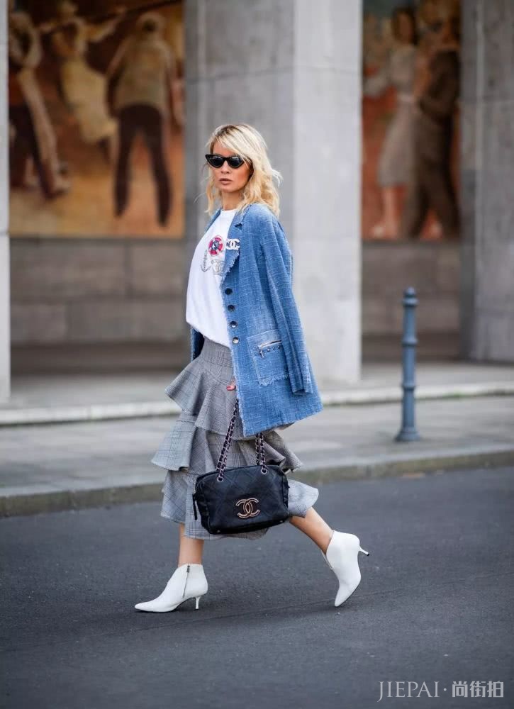 T恤想要的优雅感,搭配大摆裙简单又好看