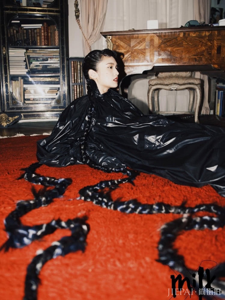 杨丞琳挑战超长麻花辫，161cm也有强气场