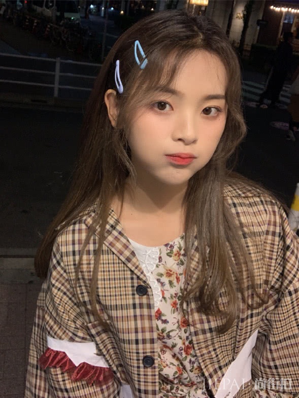 杨超越穿碎花裙夜游日本,美出新高度