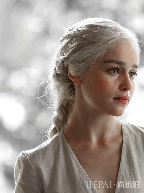 龙妈登时尚杂志封面,眼神魅惑勾人,眉毛一点不跳戏