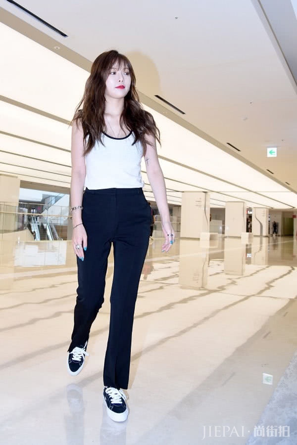 金泫雅机场造型气场全开,穿长款衬衫配高跟鞋秀长腿美出新高度