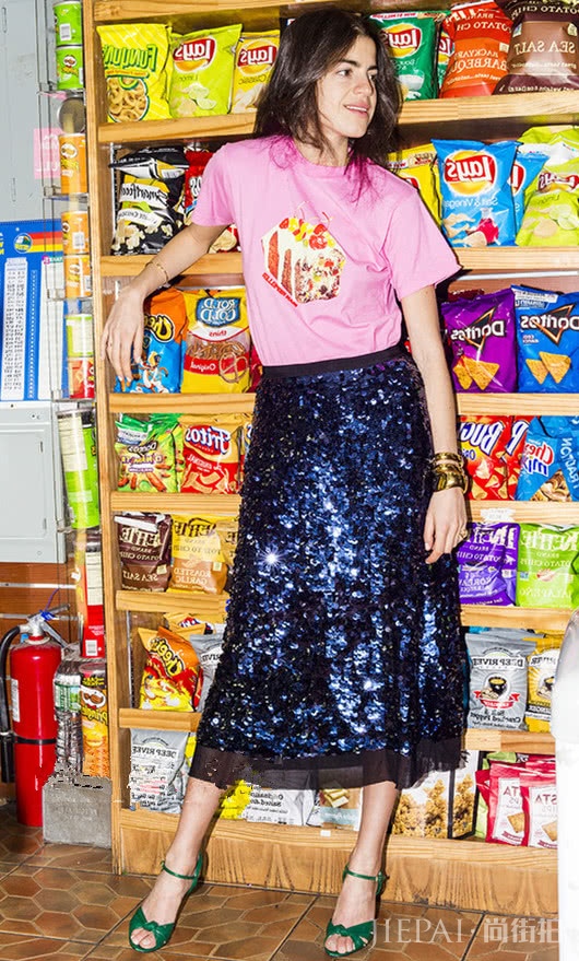 牛仔裙穿的人太多了,快换换亮片裙,赚足路人回头率