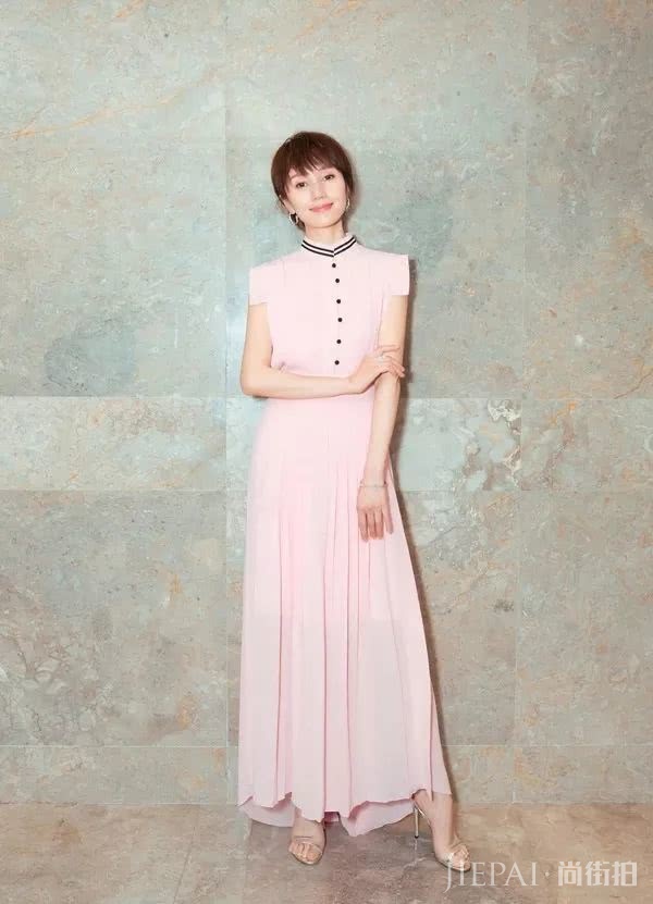 今年夏天连衣裙流行这样穿！绝对吸引眼球！