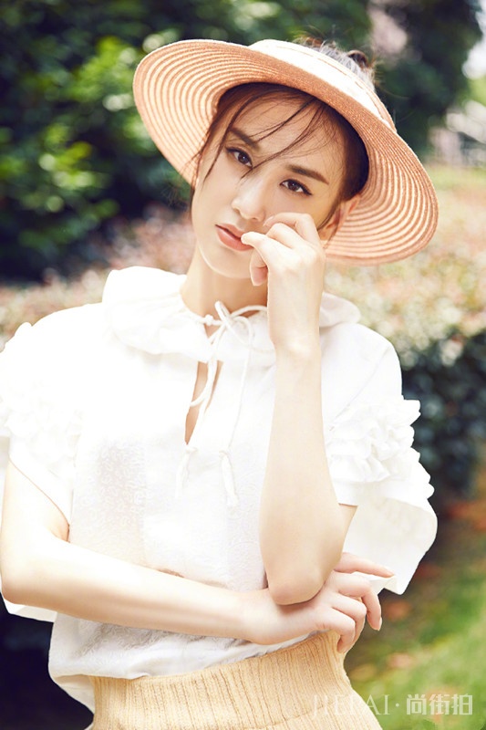 黄圣依穿白衬衫头戴圆领礼帽，居然越穿越显年轻