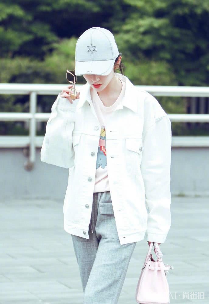 唐艺昕穿休闲装扎小马尾,清新又减龄