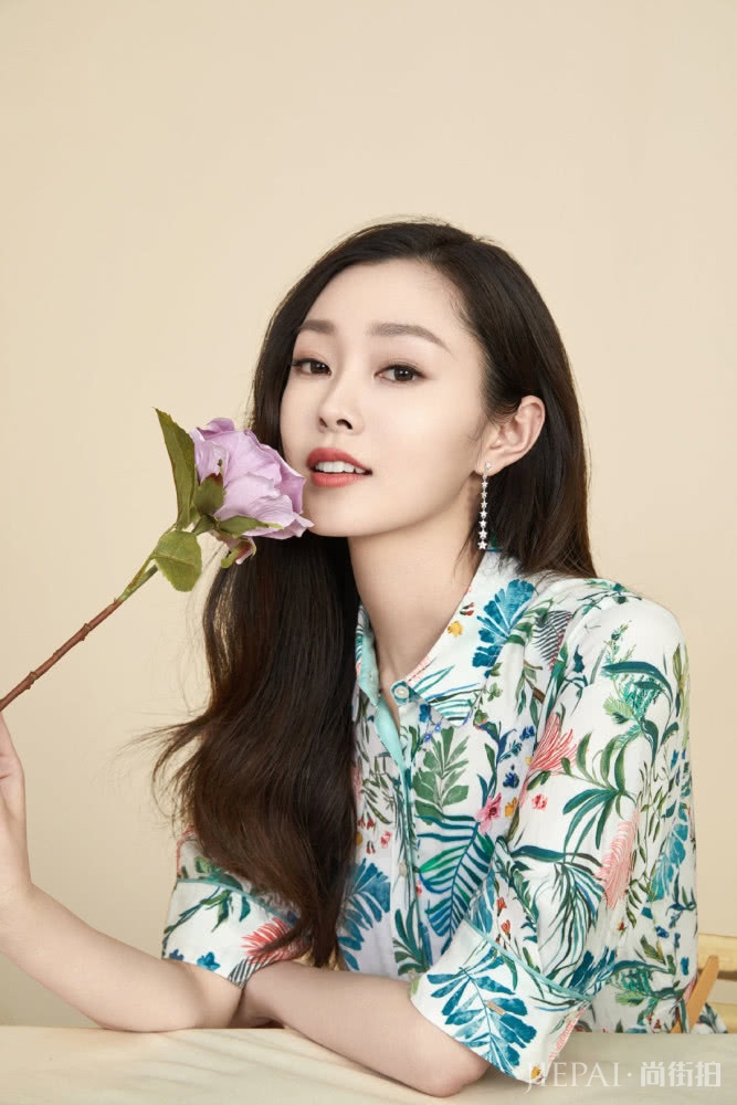 宋轶搭配碎花裙，美的脱俗，不愧为古典美女