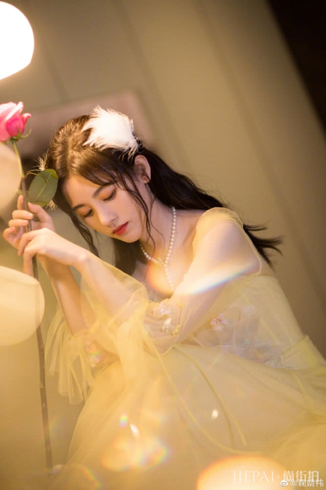 鞠婧祎黄纱裙仙气十足，不愧是4千年难遇的美女