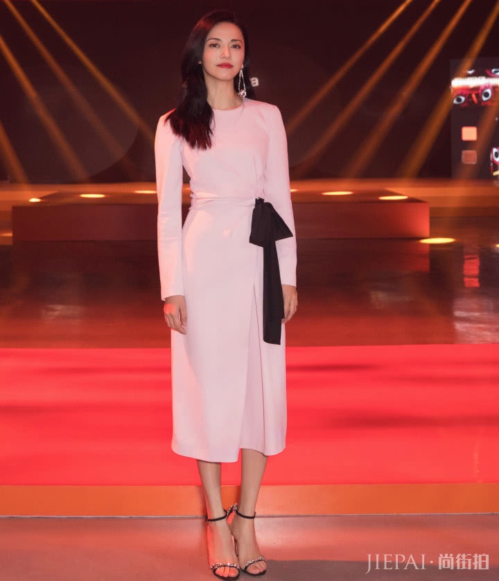 姚晨现身异国街头显气场,脸型大变还说无“缩唇”?