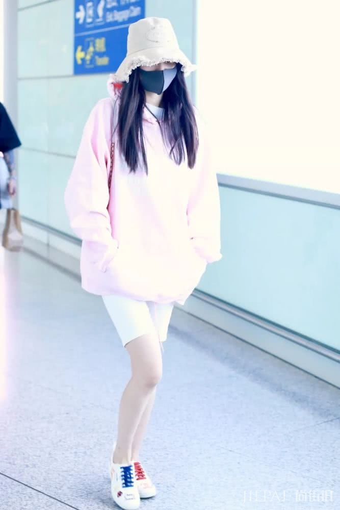 杨幂和乔欣都翻牌的这种裤子，细长腿才好穿！