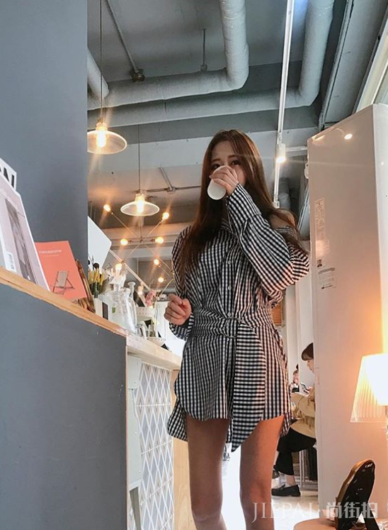 这个来自韩国的时尚博主，穿搭不超过2种颜色却穿的好美！