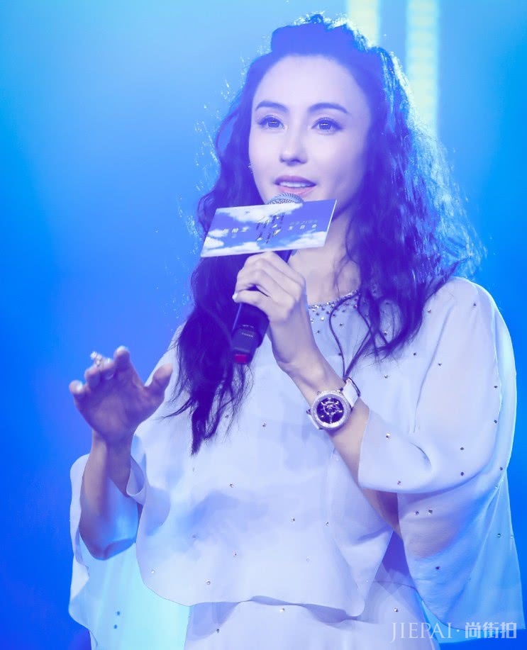 张柏芝蓝色网纱裙亮相,美回柳飘飘,依旧女神范