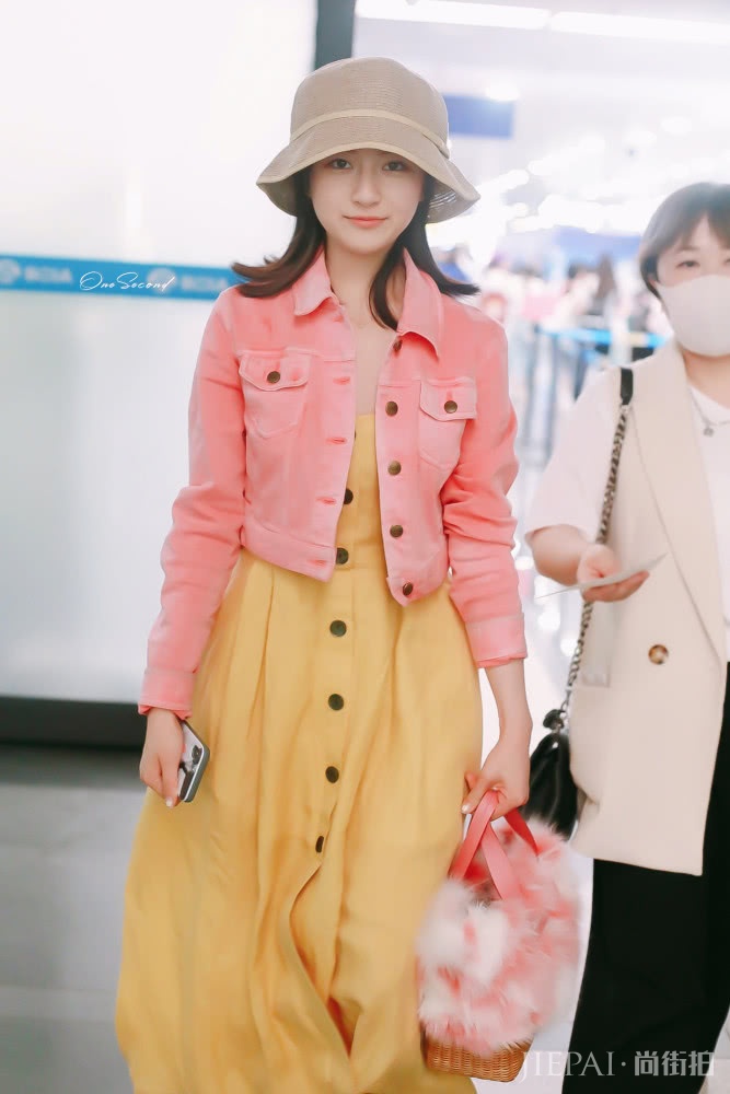 李兰迪机场穿吊带裙，少女感爆棚