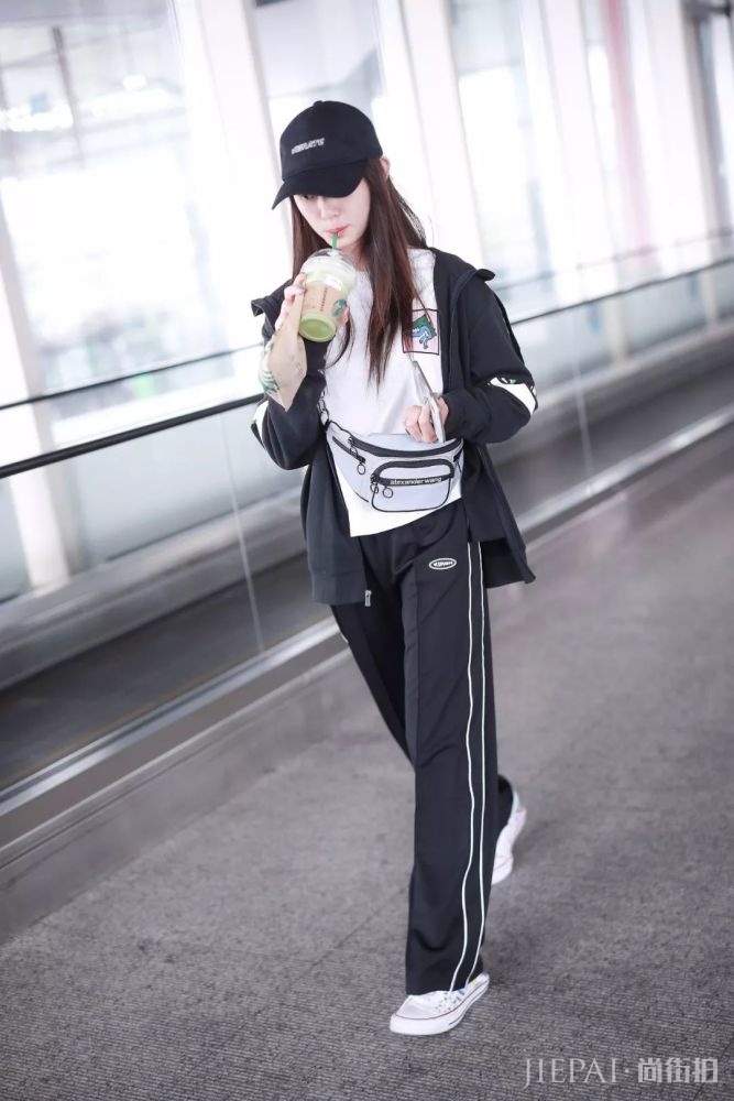 打扮酷酷的女明星，最近都在穿什么？