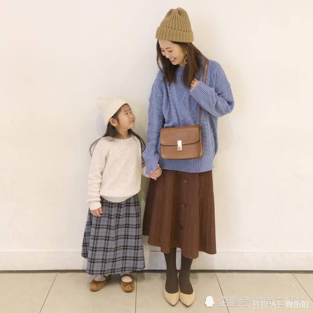 Ins“宝妈”超会穿，学她的搭配和女儿同框像姐妹，清新又舒适