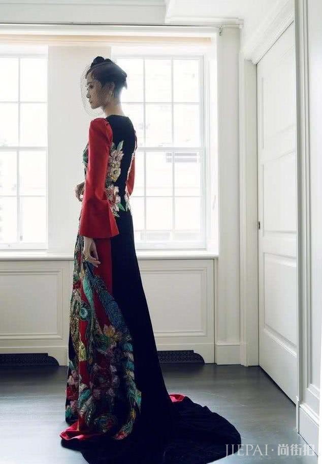 李宇春出席慈善晚宴,孔雀刺绣长裙惊艳全场