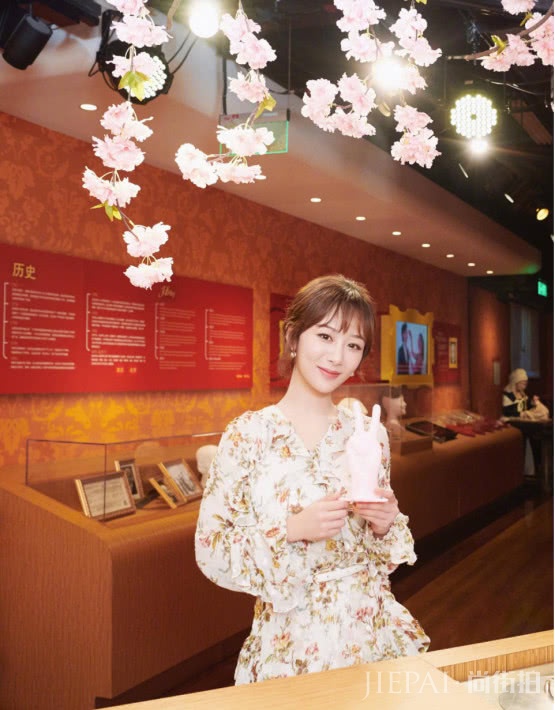 杨紫继“秒删”后首度亮相,身穿连衣裙心情大好